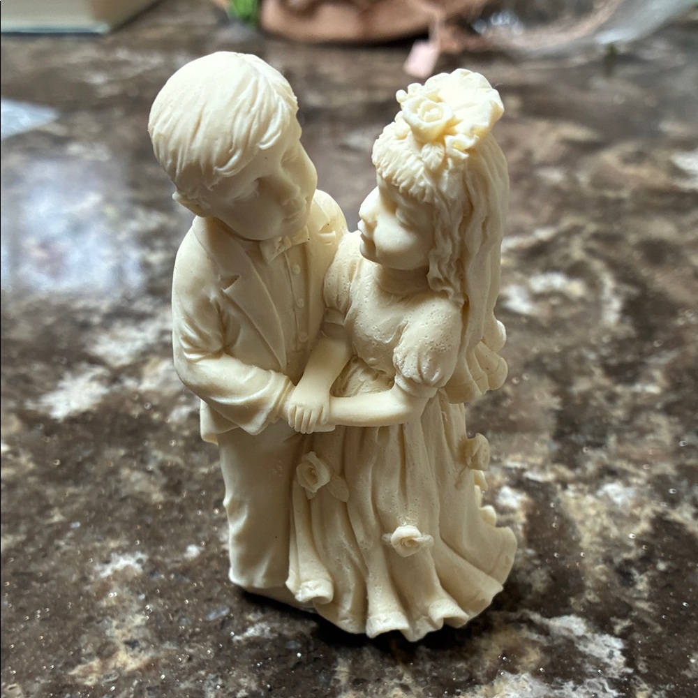 Cream Couple Figurine wedding Linco cake topper